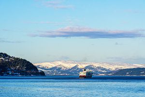 Berge und Schiff im Winter nahe Trondheim in Norwegen
