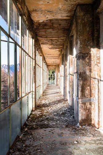 Corridor déserté avec vue sur la montagne.