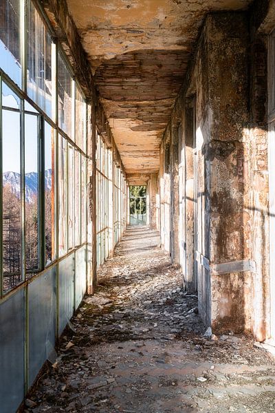 Verlassener Korridor mit Bergblick. von Roman Robroek – Fotos verlassener Gebäude
