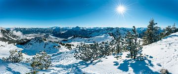 Winterpanorama over Reutte en Tirol van Leo Schindzielorz