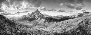 Alpenpanorama in den Dolomiten am Passo Giau in schwarz weiß
