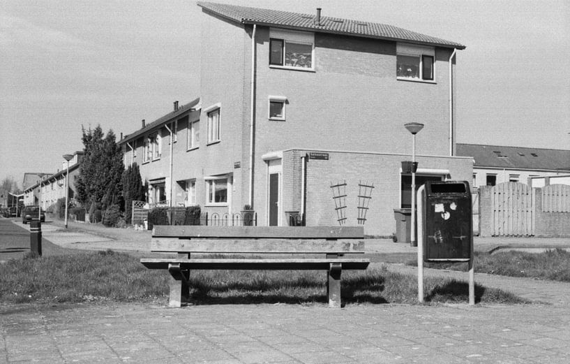 Een leeg bankje in een straat van Melvin Meijer