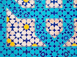 Kleurrijke mozaïektegels in de woestijnstad Isfahan, Iran van Teun Janssen