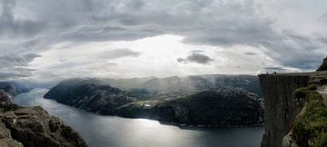 Preikestolen rock in Norway by Marloes van Pareren