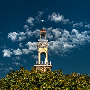 Der Kirchturm des friesischen Dorfes Arum in der Abendsonne von Harrie Muis