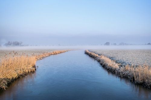 Wintermorgen mit Eis auf dem Graben