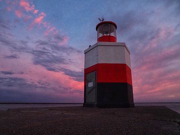 Vuurtoren Velsen-Noord met zonsondergang van Nicole Hilgers Zurwellen