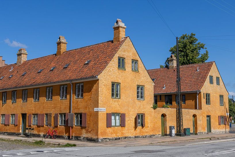 Gele huizen in Nyboder Kopenhagen van Sander Groenendijk