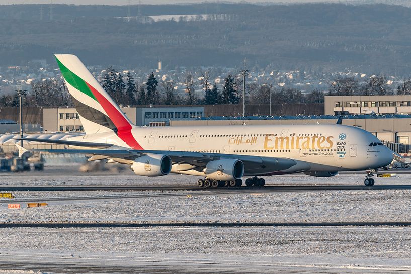 Un Airbus A380 d'Emirates a commencé son décollage de l'aéroport de Francfort. par Jaap van den Berg