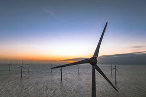 Windturbinen in einem Offshore-Windpark bei Sonnenuntergang