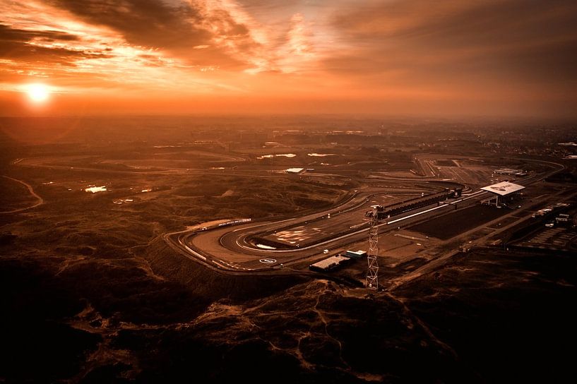 Circuit Zandvoort tijdens zonsopkomst vanuit de lucht van Michiel de Bruin