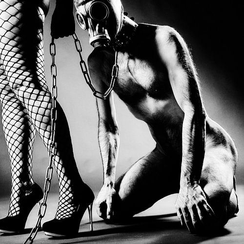 Aan de riem - Naakte man aan de riem van de meesteres