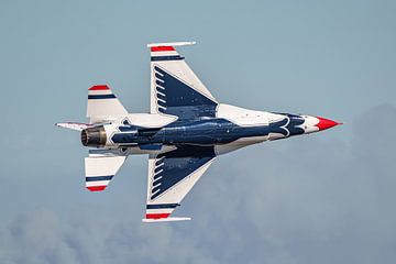 Flyby F-16 Fighting Falcon van de Thunderbirds.