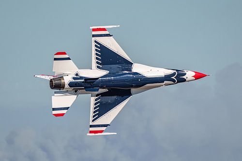 Flyby F-16 Fighting Falcon des Thunderbirds.