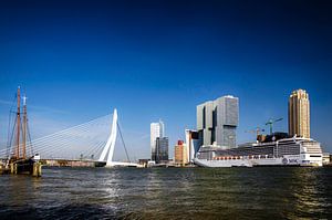 Rotterdam Skyline met Cruiseschip MSC Magnifica van Ricardo Bouman