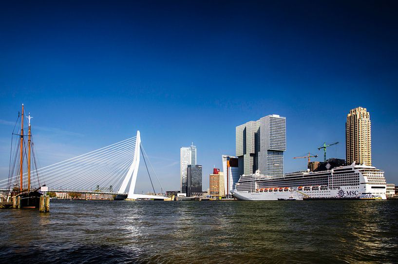 Rotterdam Skyline met Cruiseschip MSC Magnifica van Ricardo Bouman