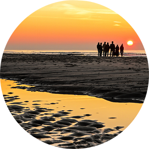 Genieten van zonsondergang op het strand van Texel / Sunset on Texel beach van Justin Sinner Pictures ( Fotograaf op Texel)
