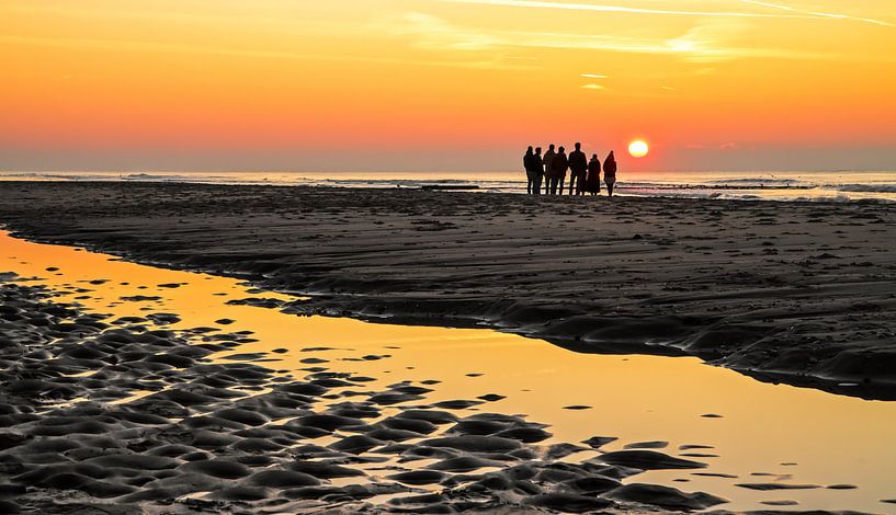 Genieten van zonsondergang op het strand van Texel / Sunset on Texel beach van Justin Sinner Pictures ( Fotograaf op Texel)