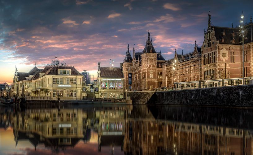 Amsterdam Centraal Station van Mario Calma