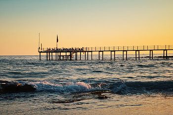Jetée en bord de mer au coucher du soleil