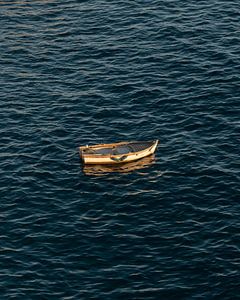 Schwimmendes Fischerboot in Italien