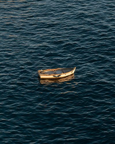 Schwimmendes Fischerboot in Italien