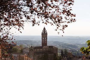 Ansicht von Monforte d'Alba in Italien (II).