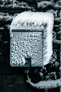 Reif auf Industriebox – Wintertextur an Backstein