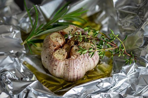 Garlic by Miranda van Hulst