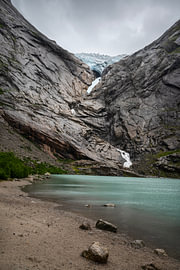 Der Briksdalsbreen-Gletscher und der Briksdalsbrevatnet, Norwegen von Bo Scheeringa Photography