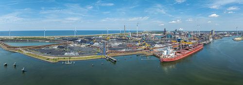 Hoogovens staalfabriek in Velsen aan de Noordzee