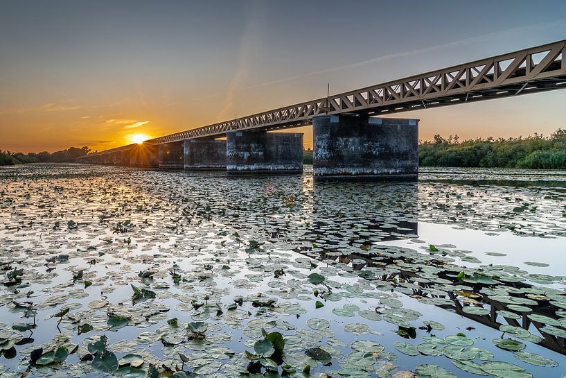 Zonsondergang bij de moerputtense brug van Jurgen Hermse