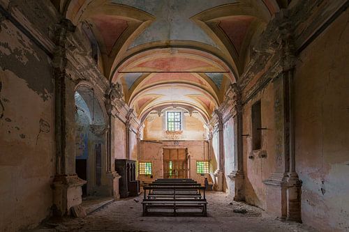 Kerk in een klein verlaten dorpje