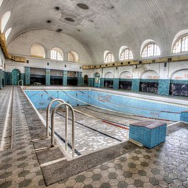Swimming pool by Bob Karman