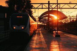 Avondtrein in de gloed — Perron tijdens het gouden uur van Mohit Hambiria