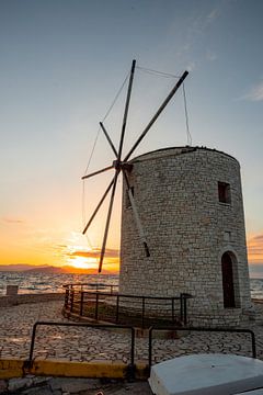 Griekse windmolen bij de haven in Corfu bij zonsopgang van Leo Schindzielorz