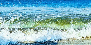 Plätscherndes Meerwasser von einer Welle am Strand von Scheveningen von MICHEL WETTSTEIN