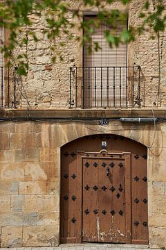 Calle Major in Villava, provincie Navarra, Spanje van Ton Van Zeijl