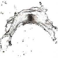 Wasser fliegt durch die Luft