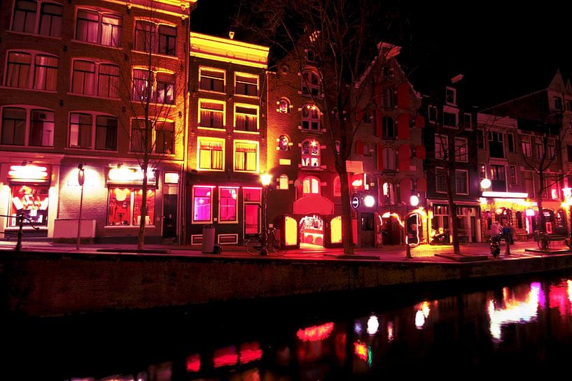 Red Light District bij nacht in Amsterdam Nederland van Eye on You
