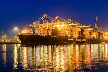Containerschip aangemeerd bij de containerterminal