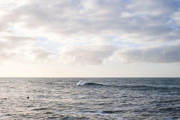 Eenzame surfer in de zee - Scheveningen van Tim als fotograaf