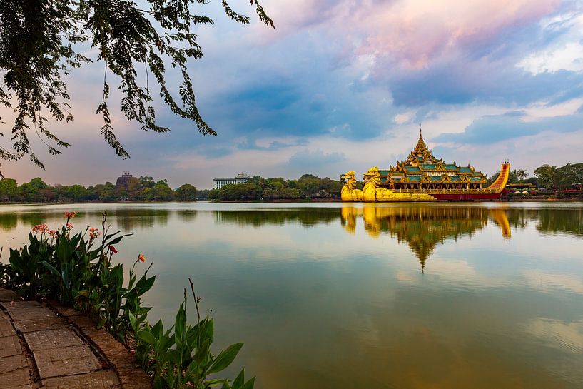 Die königliche Barke in Yangon von Roland Brack