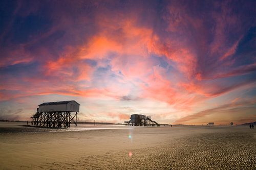 Zonsondergang op het strand van Sankt Peter-Ording in Duitsland