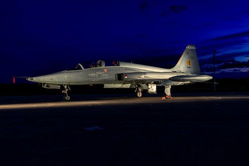 Zij-aanzicht Nederlandse NF-5 met donkerblauwe lucht op de achtergrond