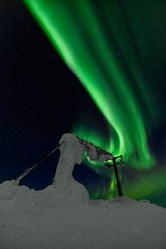 Aurore boréale brillante au-dessus de la remontée mécanique en Laponie finlandaise sur Martijn Smeets