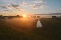 Mistige zomerse zonsopkomst