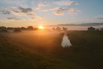 Lever de soleil brumeux en été sur Jisca Lucia