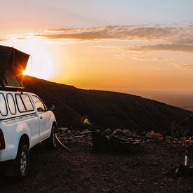 Zonsopkomst met auto en daktent op de Brukkaros-vulkaan, Namibië van Maartje Kikkert