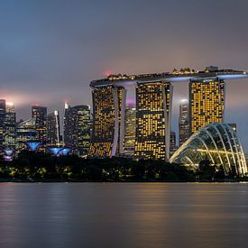 La magnifique ligne d'horizon de Singapour en soirée. sur Claudio Duarte